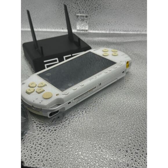 White psp 1000 w/charger - Picture 3 of 9